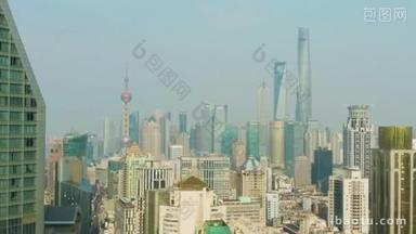 中国上海 - 2018年3月22日：世茂国际广场和陆家嘴天际线在晴天。鸟瞰。无人机苍蝇侧向和向上